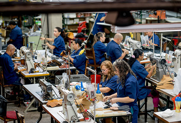 Equipo de costureras trabajando en el taller
