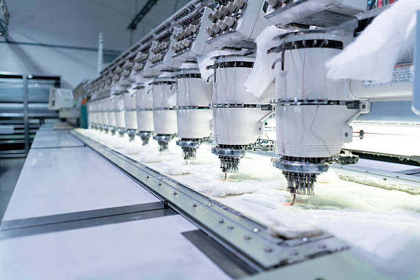 Máquina de bordado industrial en funcionamiento